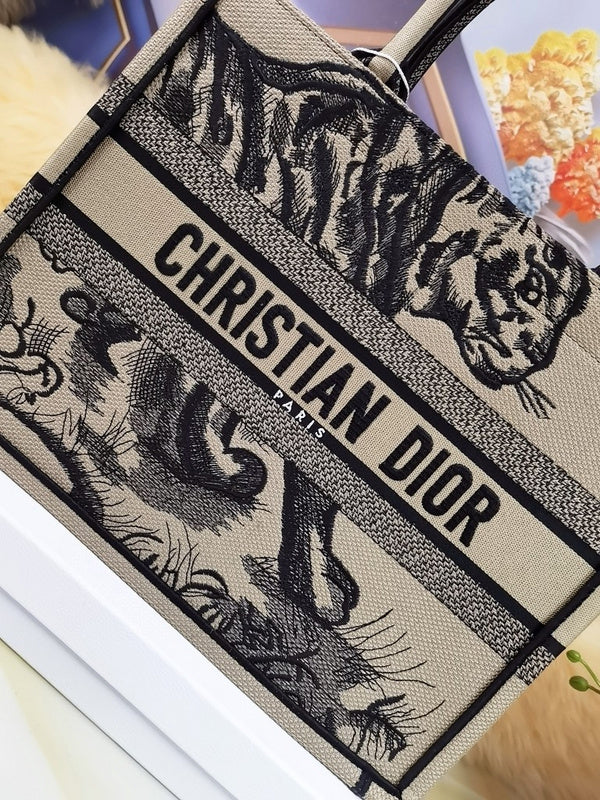 Dragons Bags Detail