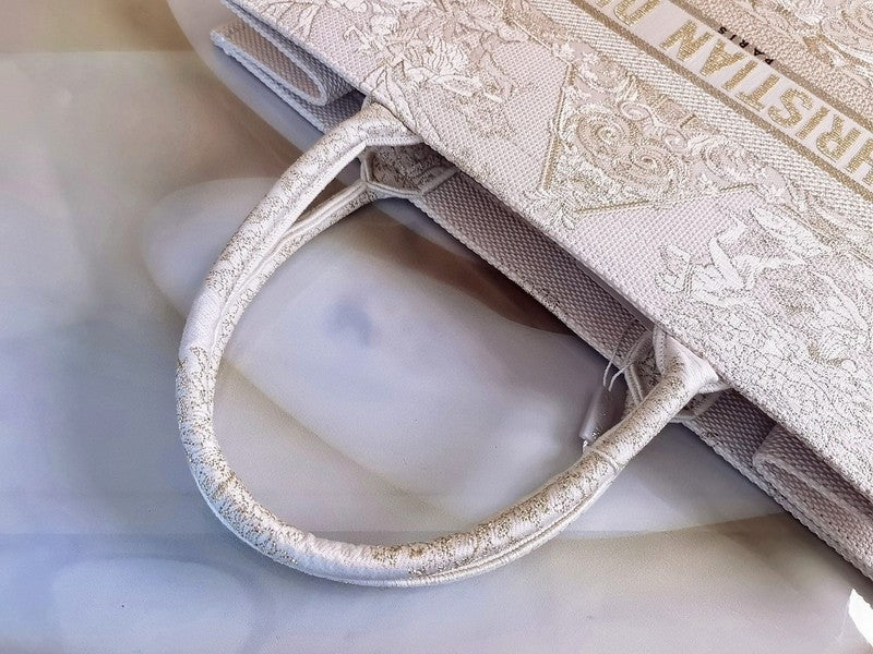 Dragons Bags Detail