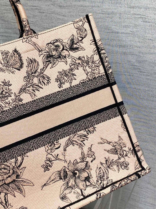 Dragons Bags Detail