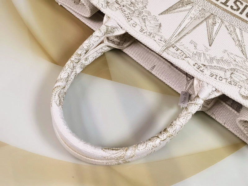 Dragons Bags Detail
