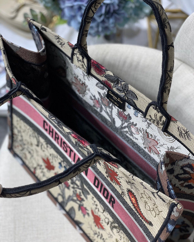 Dragons Bags Detail
