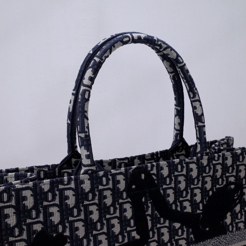 Dragons Bags Detail