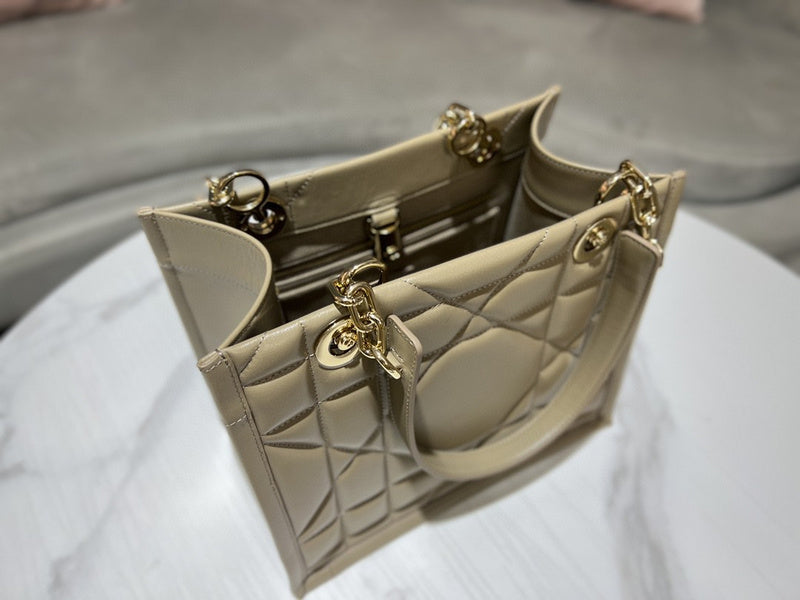 Dragons Bags Detail
