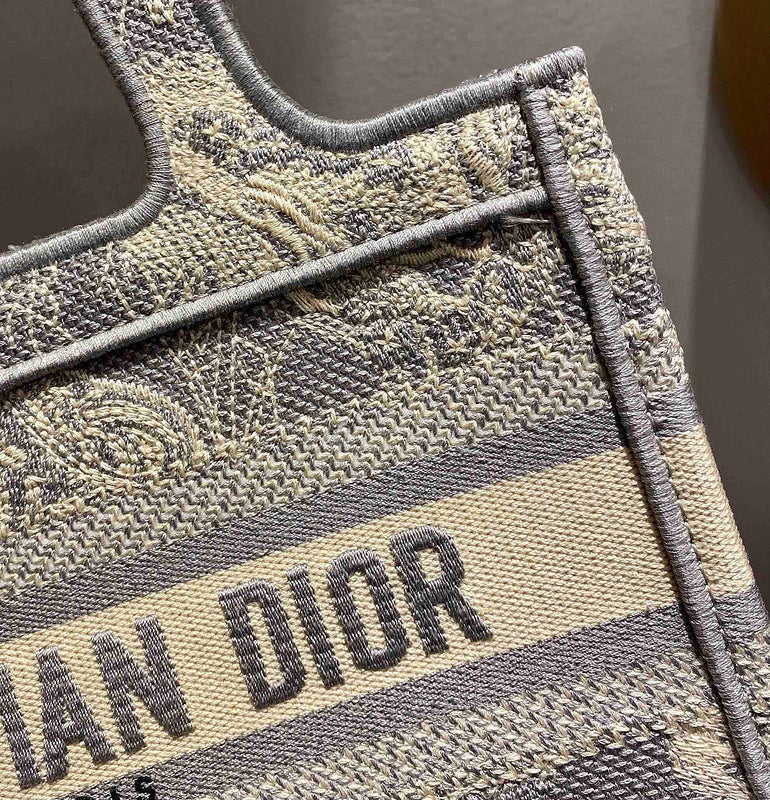 Dragons Bags Detail