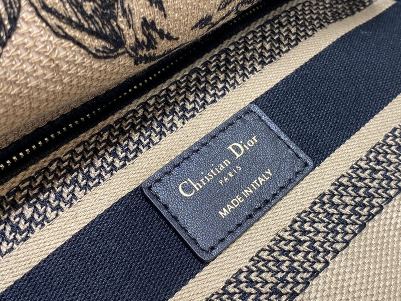 Dragons Bags Detail
