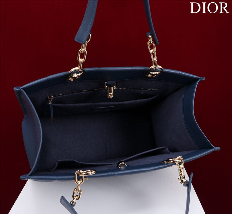 Dragons Bags Detail
