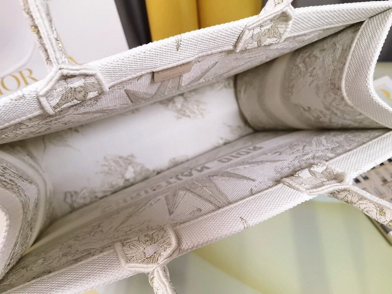 Dragons Bags Detail
