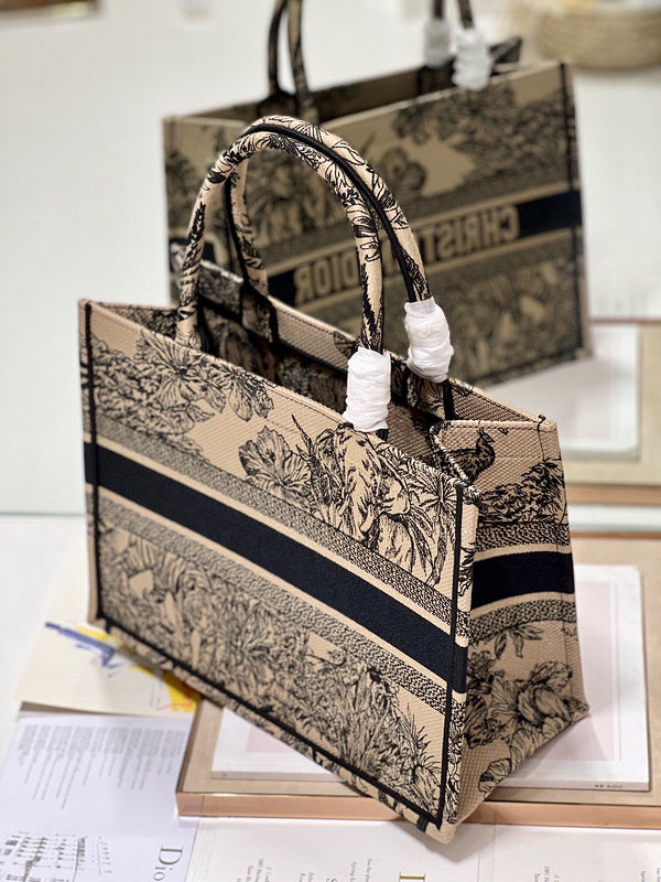 Dragons Bags Detail