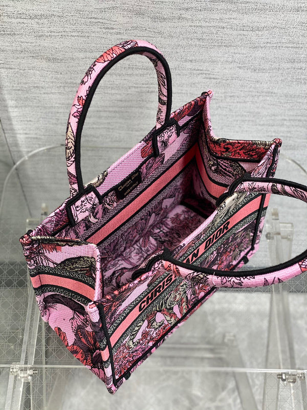 Dragons Bags Detail
