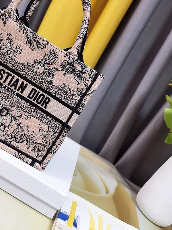 Dragons Bags Detail