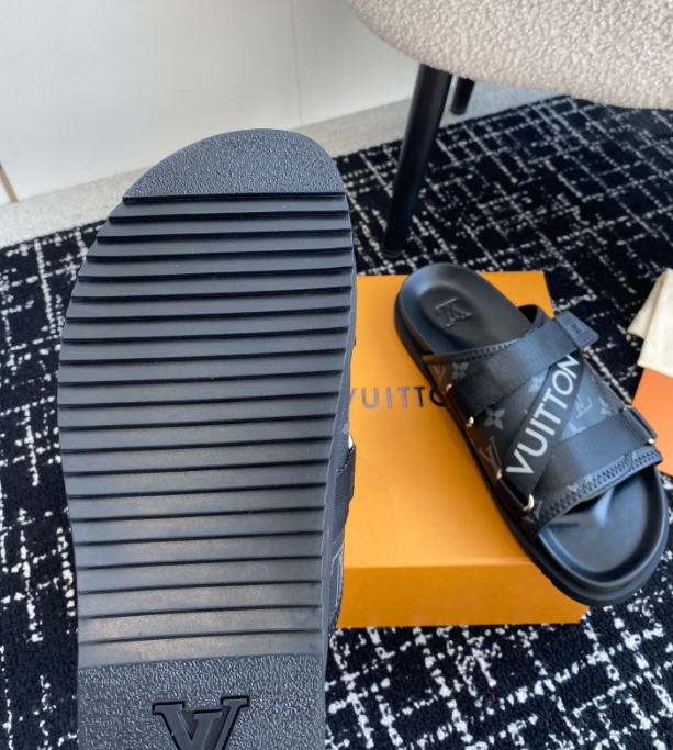 Dragons Bags Detail