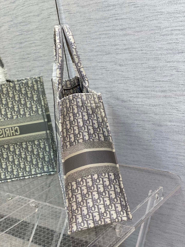 Dragons Bags Detail