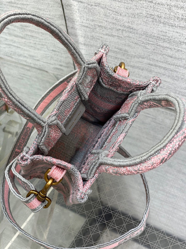 Dragons Bags Detail