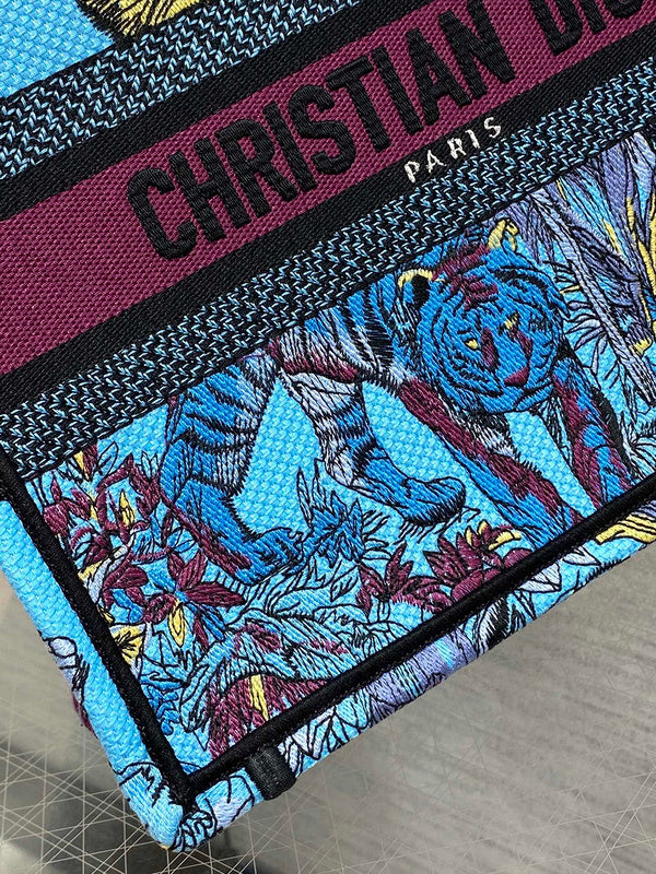 Dragons Bags Detail