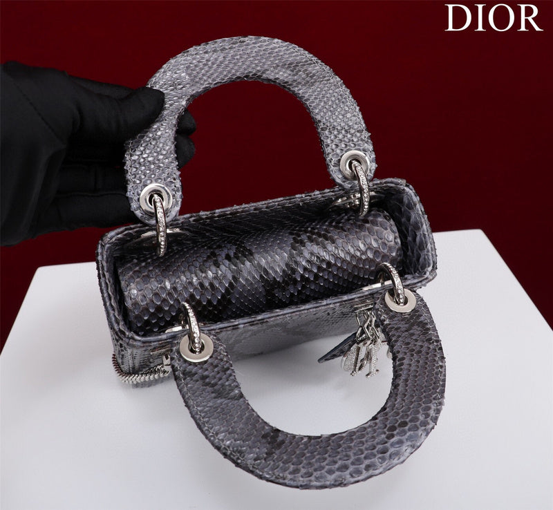 Dragons Bags Detail