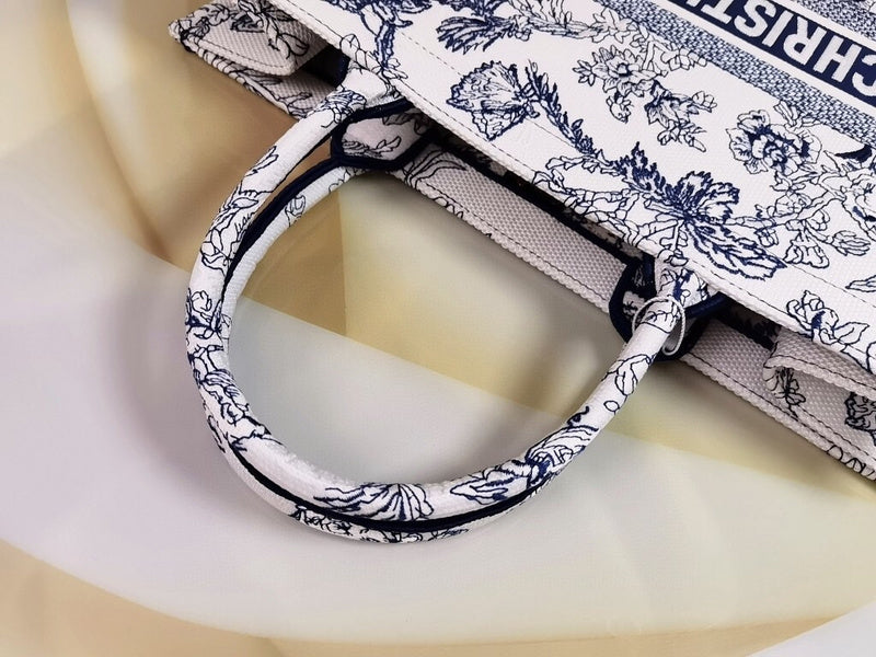 Dragons Bags Detail