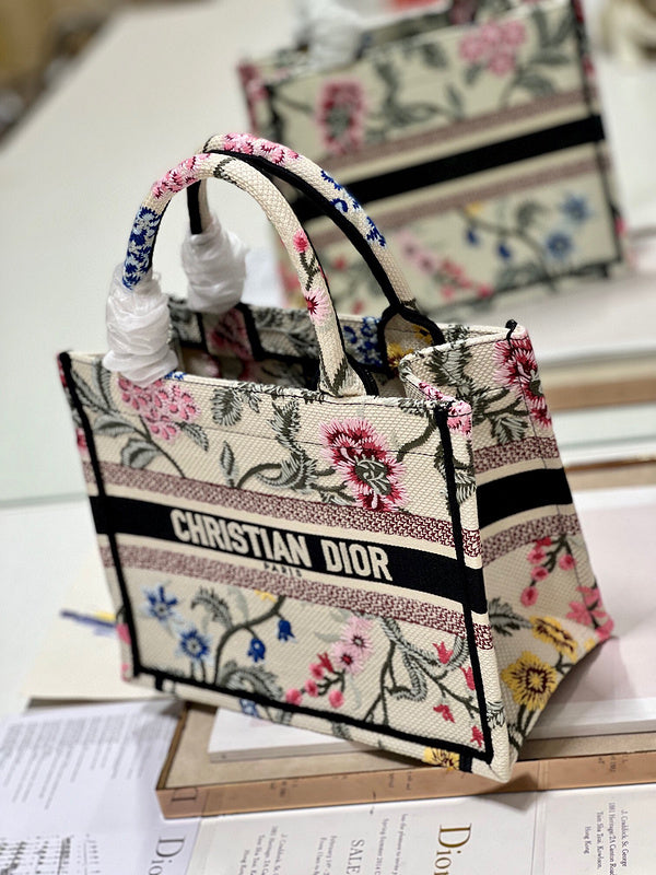 Dragons Bags Detail