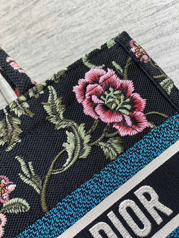 Dragons Bags Detail