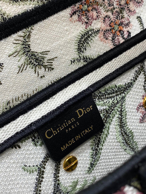 Dragons Bags Detail