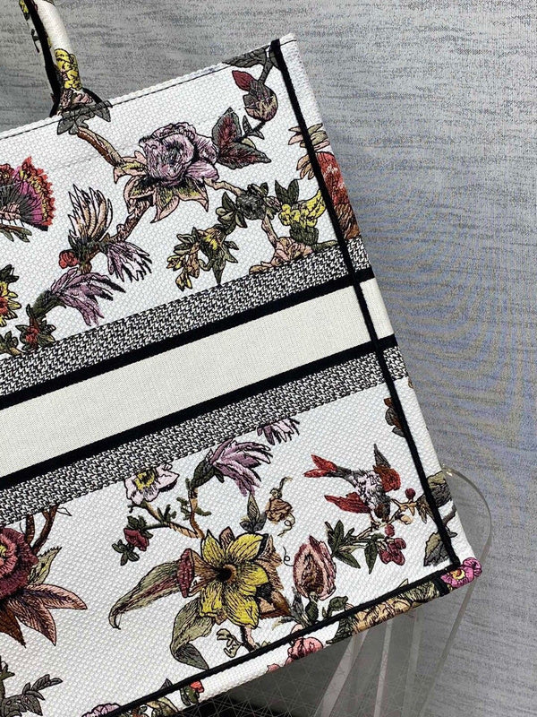Dragons Bags Detail