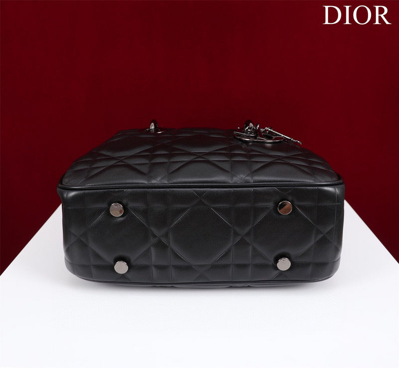 Dragons Bags Detail