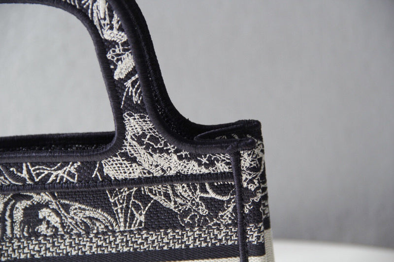 Dragons Bags Detail