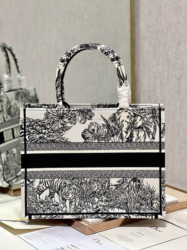 Dragons Bags Detail