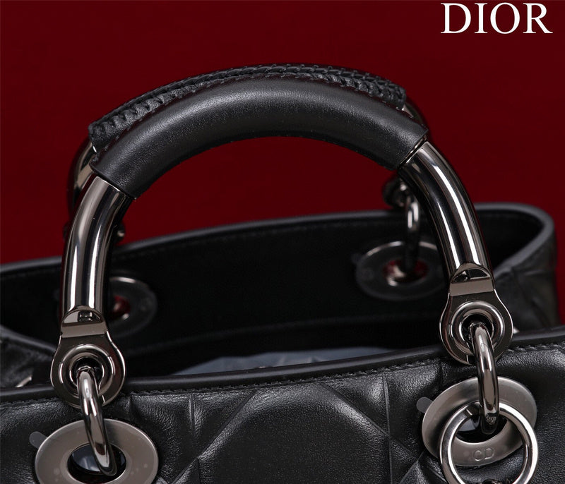 Dragons Bags Detail