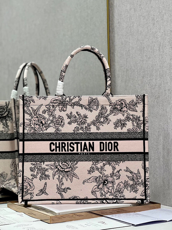 Dragons Bags Detail
