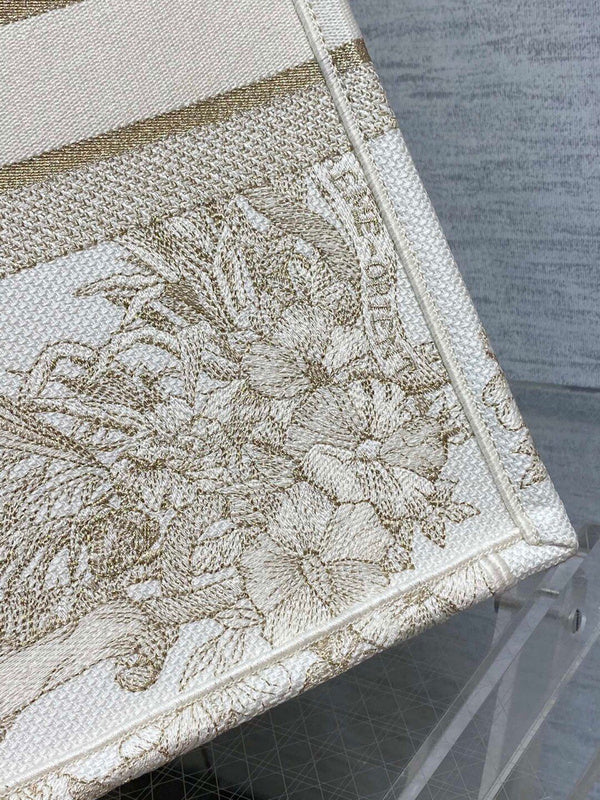 Dragons Bags Detail