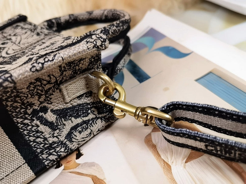 Dragons Bags Detail