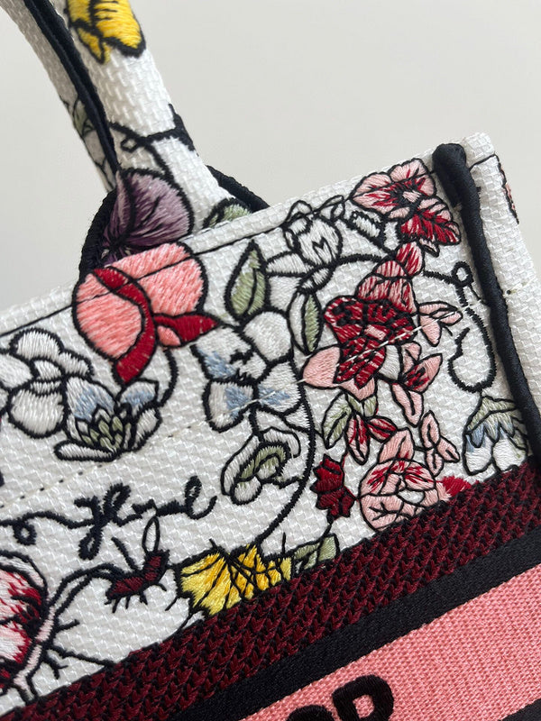 Dragons Bags Detail