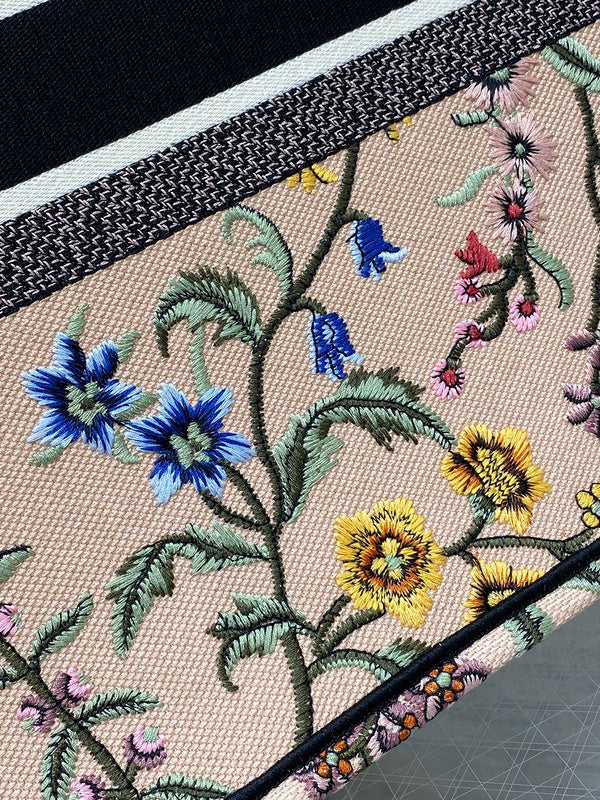 Dragons Bags Detail