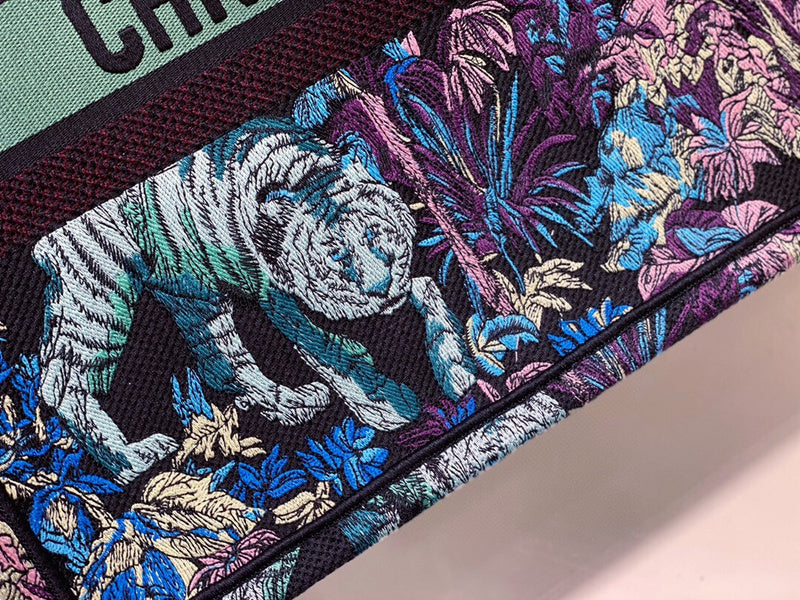 Dragons Bags Detail