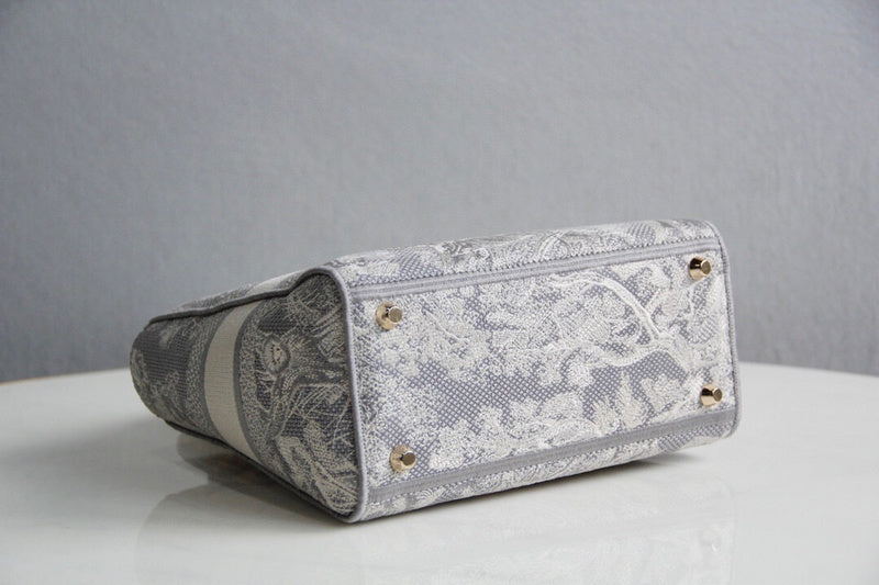 Dragons Bags Detail