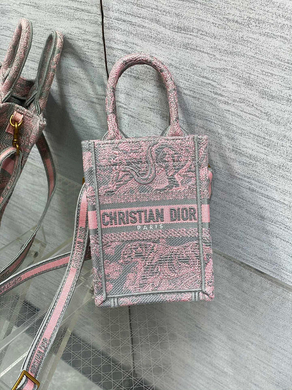 Dragons Bags Detail