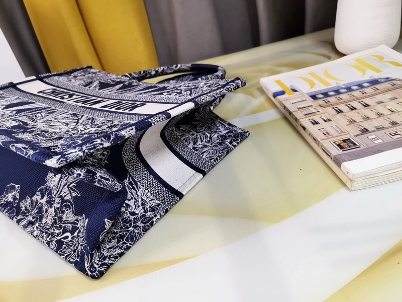 Dragons Bags Detail