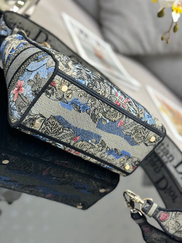 Dragons Bags Detail